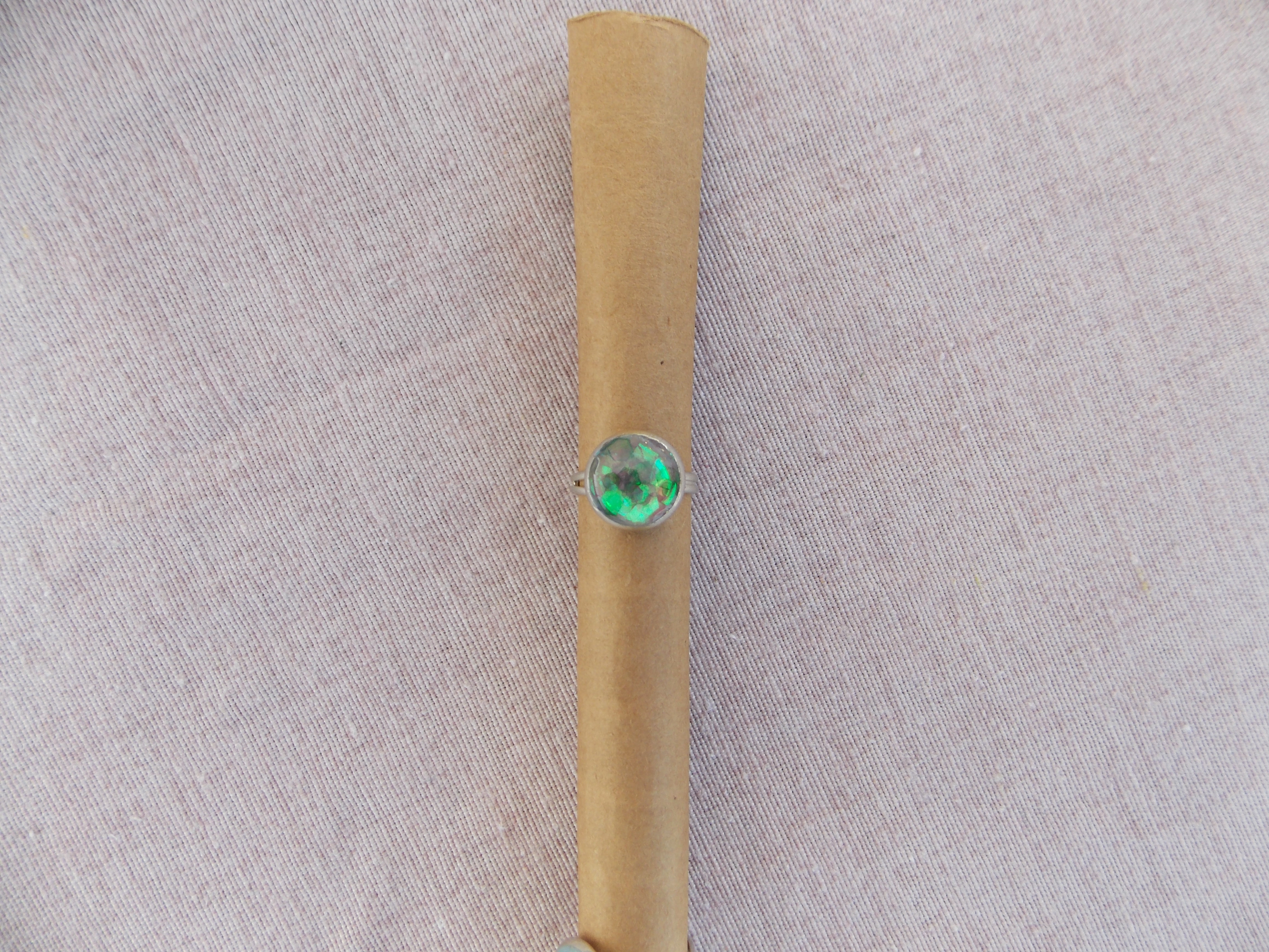 Anello in resina creato da Ninfea Art