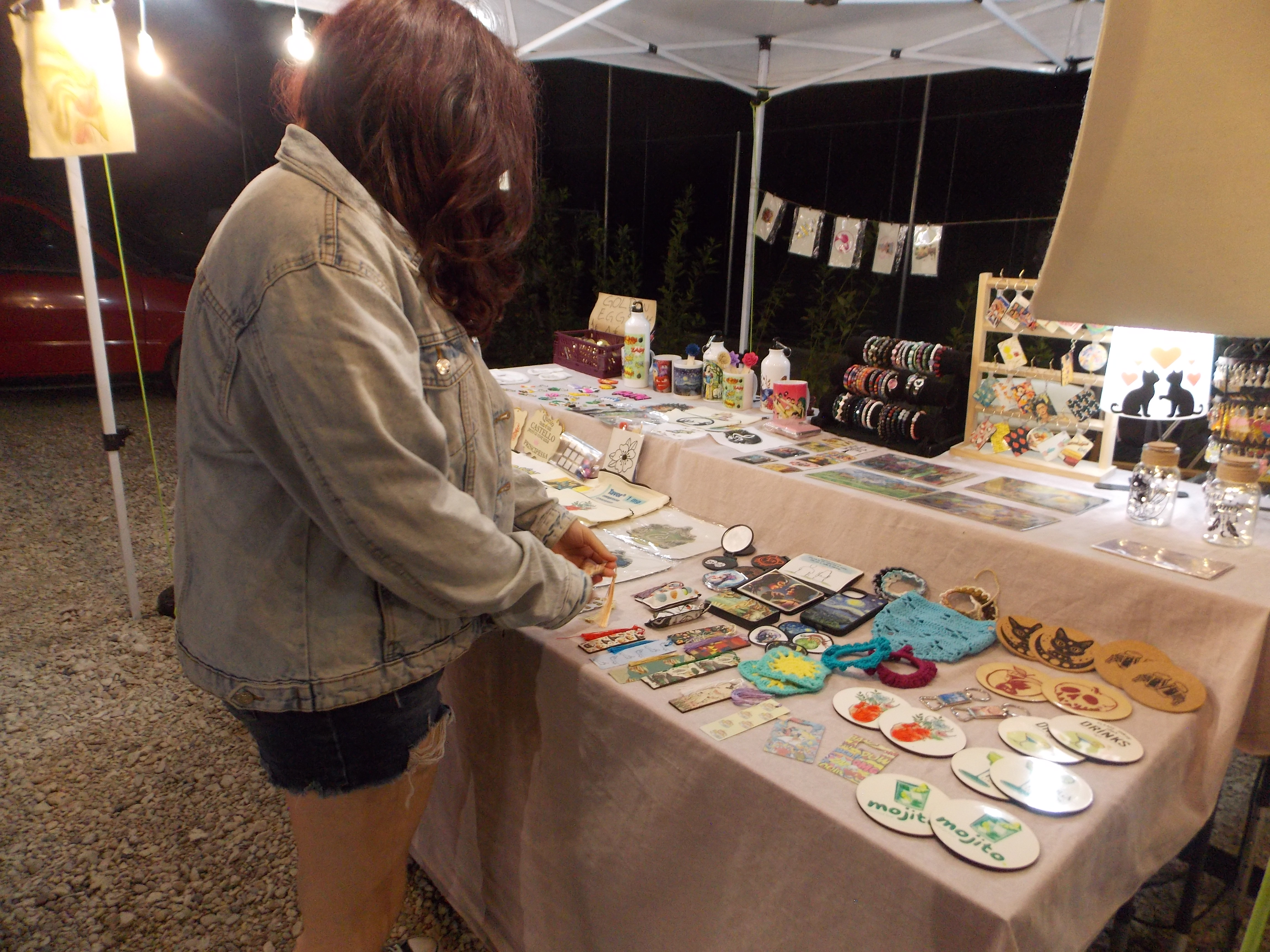 Ninfea Art che sistema il suo banco ad un mercatino