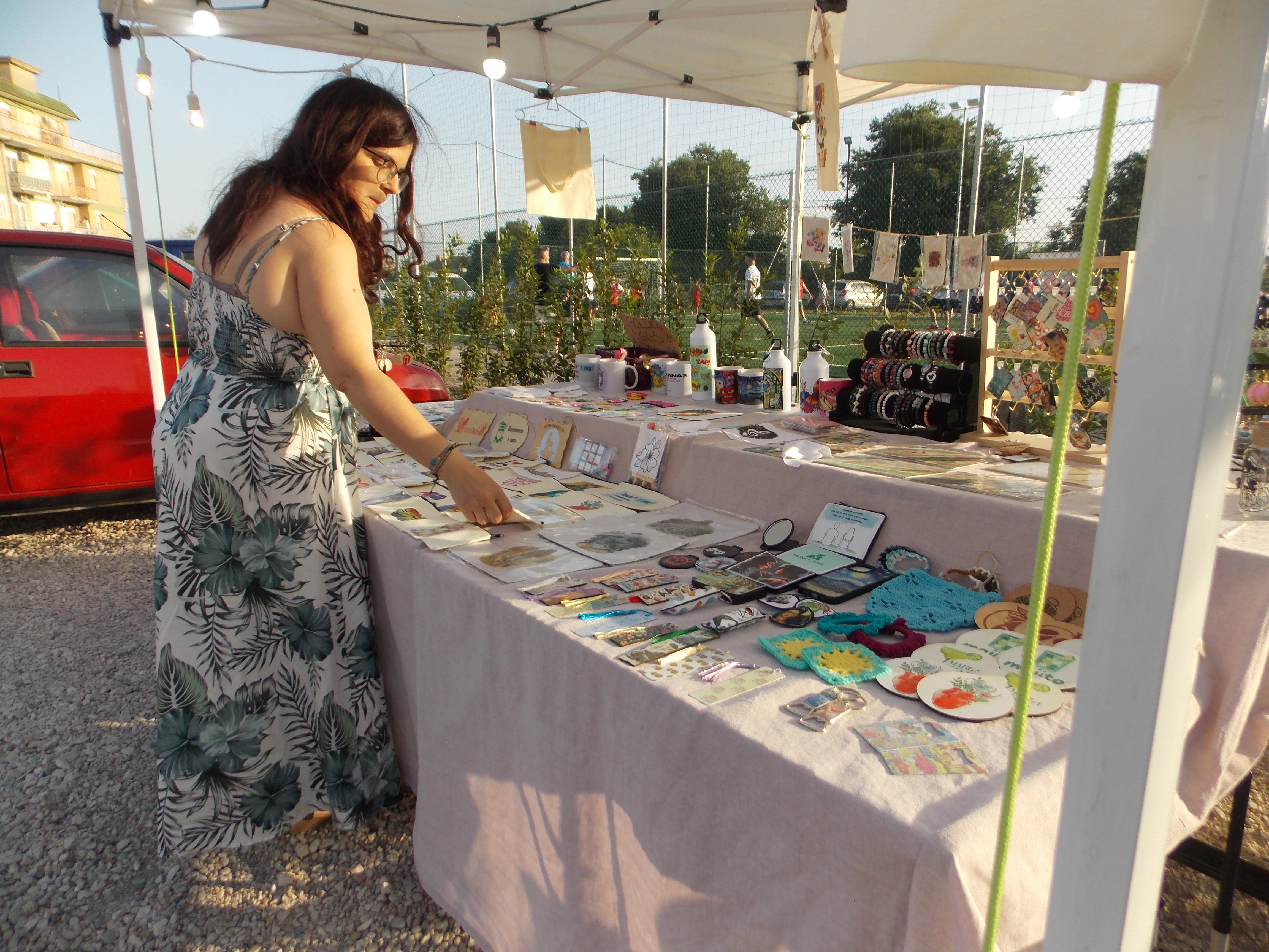 Ninfea Art che sistema il suo banco ad un mercatino