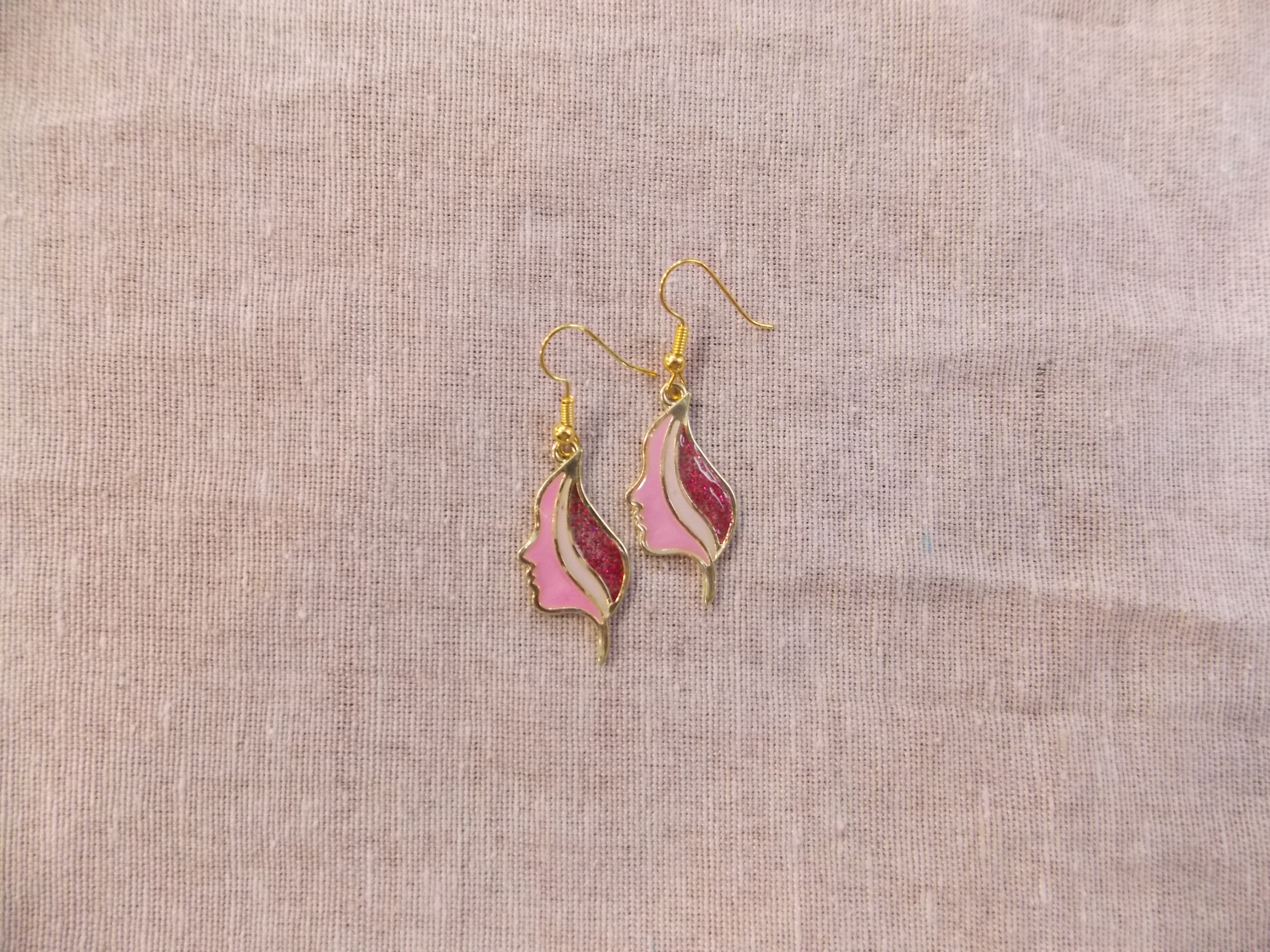 Orecchini in resina con testa di donna creati da Ninfea Art