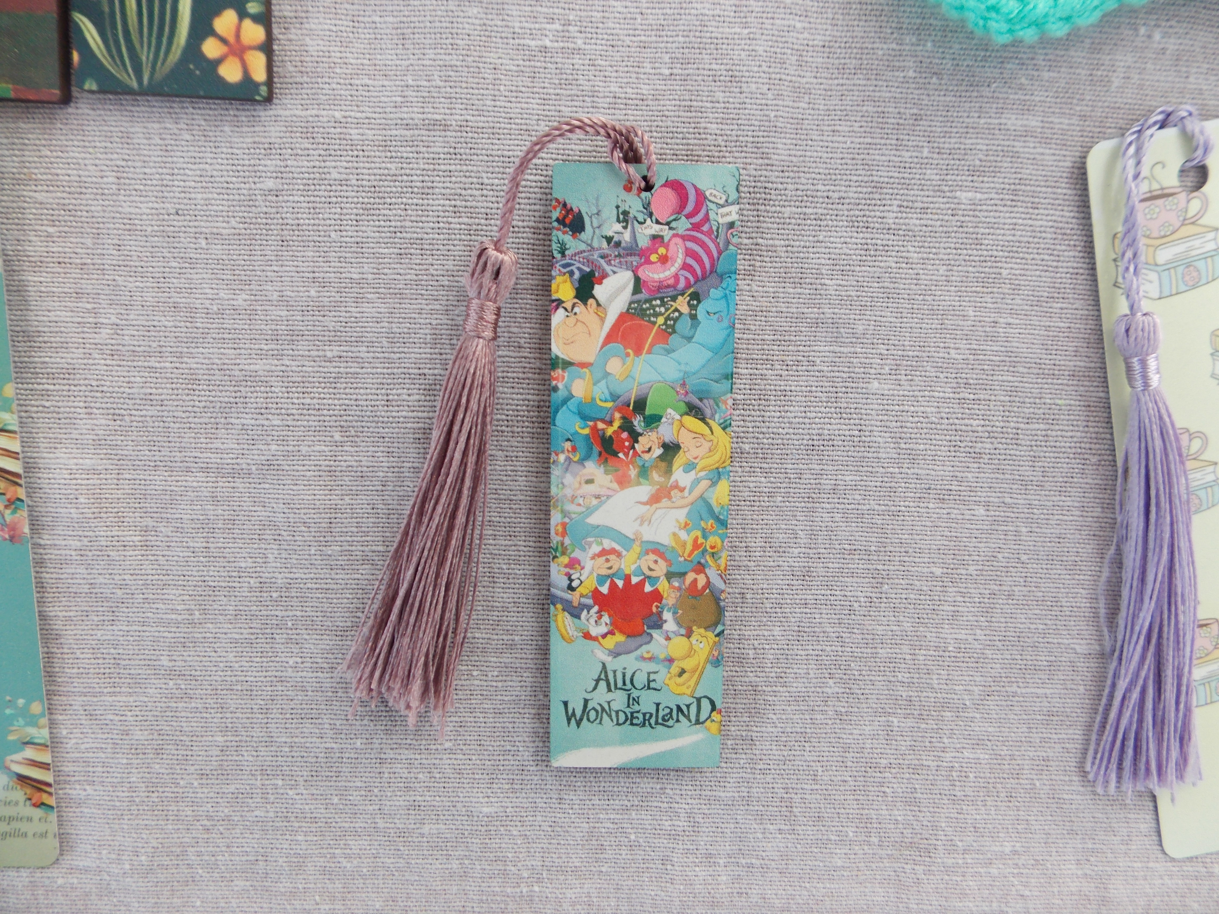 Segnalibro con grafica di Alice nel Paese delle Meraviglie sublimato creato da Ninfea Art